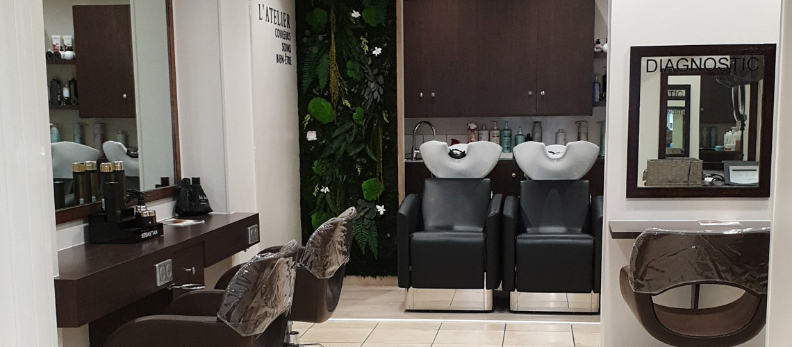Salon coiffure haut de gamme rue Championnet paris 75018 bacs soins shampoing mur vegetal
